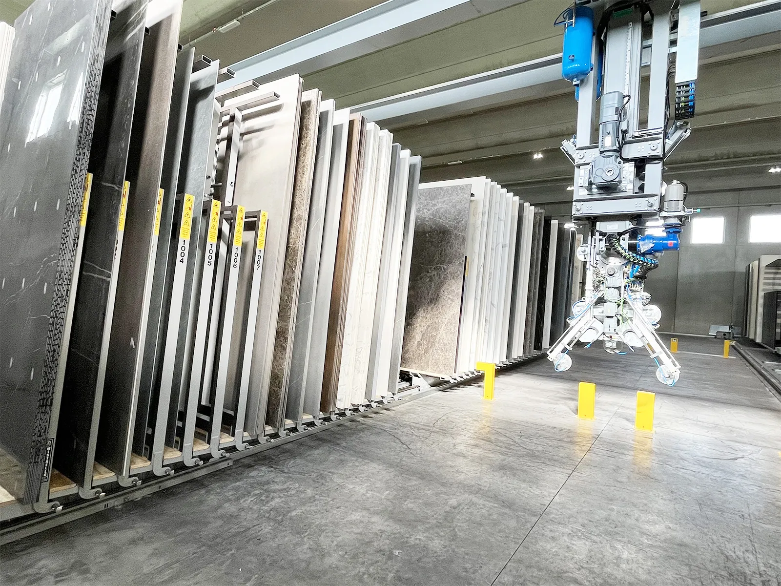 Italy, 2022 — Automated handling for a ceramic and porcelain distributor, 9,000-slab capacity