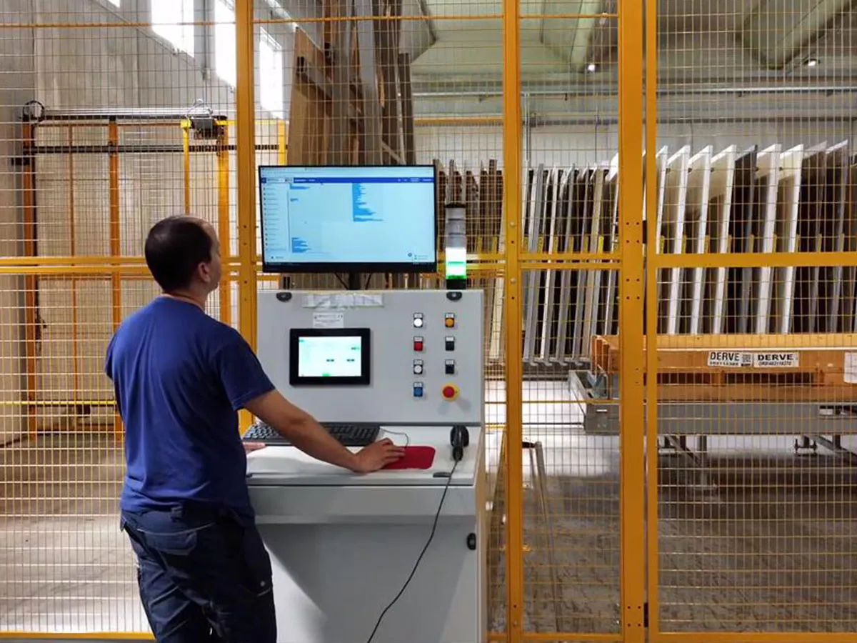 Operator at workstation running Mistrello management software